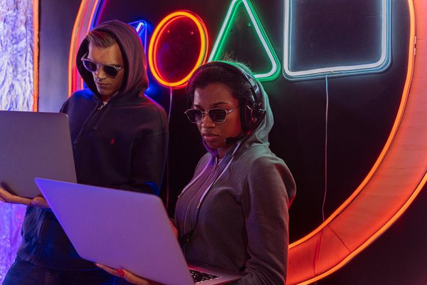 Essential Factors for Crafting Intuitive Interfaces in Virtual Reality Puzzle Games