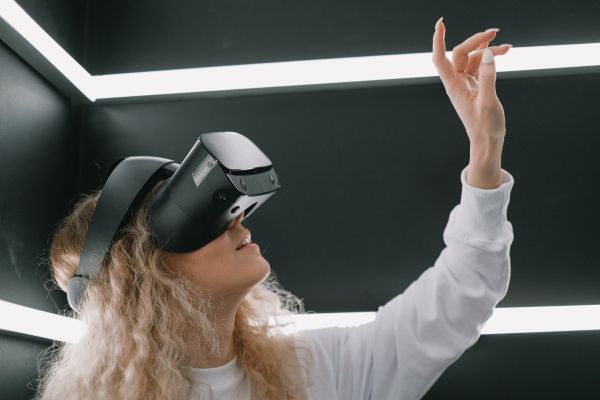 Essential Factors for Crafting Intuitive Interfaces in Virtual Reality Puzzle Games
